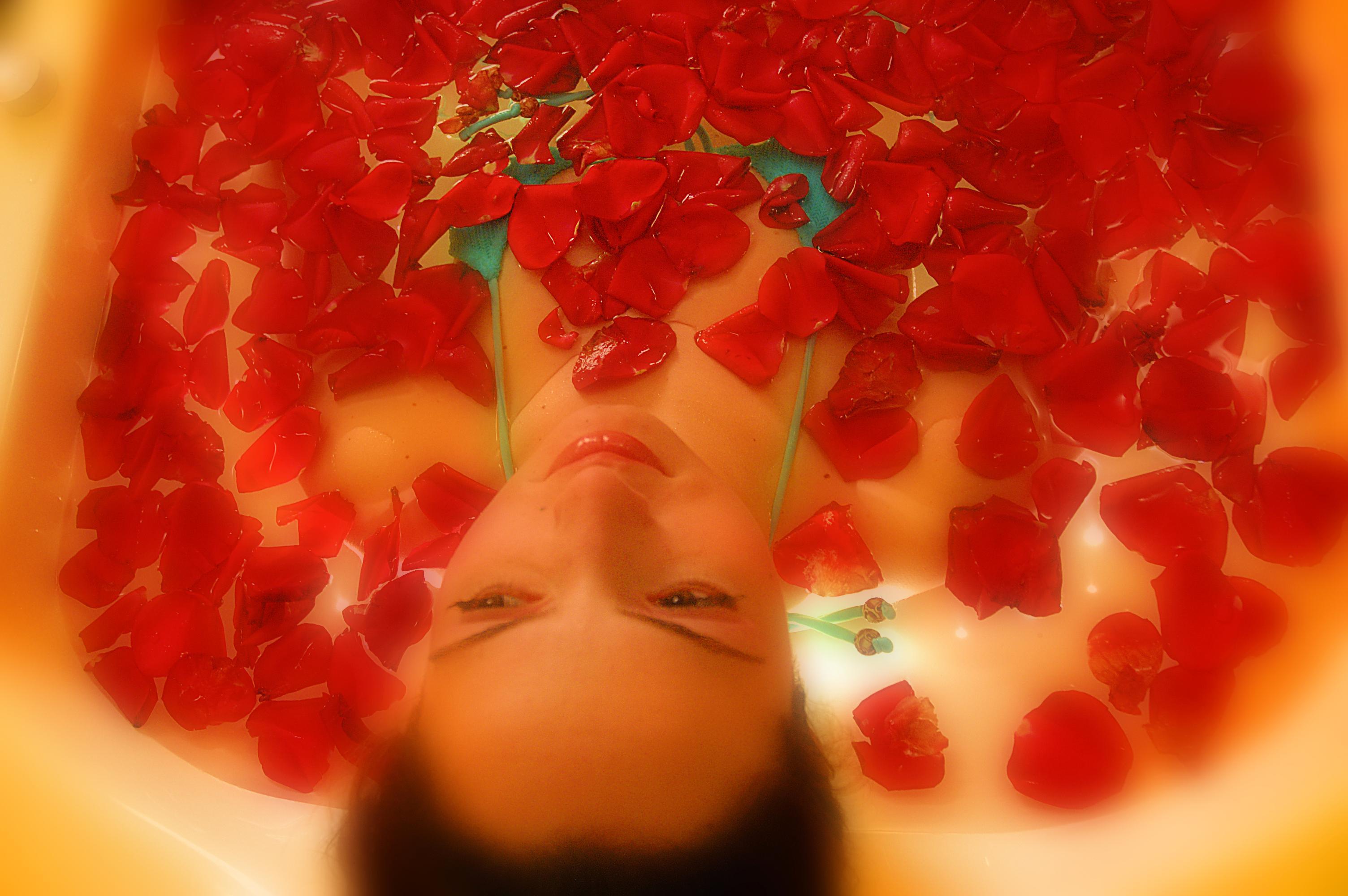 Hotel El Mouradi Gammarth Exterior foto A woman in a rose petal bath