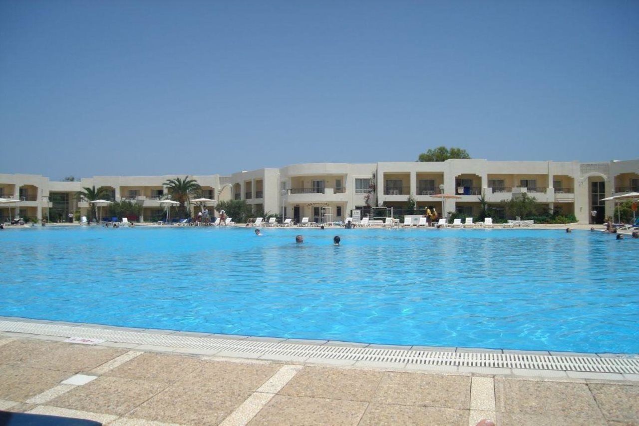 Hotel El Mouradi Gammarth Exterior foto The pool at the Grand Hotel